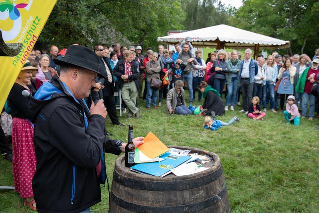 Bei derEröffnung las Helmut Eder eine Resolution im Namen des Unterkagerer Sunnseitn-Teams, des Unterkagerer-Projektteams und der önj  Unterkagerer vor, in dem sich die genannten für die Errichtung eines Erdkabels anstatt der geplanten 1110kV- Leitung aussprechen.  | Foto: Manuel Binder