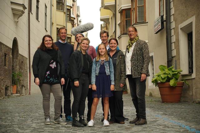 (v.l.n.r.): Sonja Pojer (Produzentin), Martin Friede (Tourismusverband Region Hall-Wattens), Thomas Osl (Ton), Christina Schmölz (Kamera), Larissa Hoschek (Hauptdarstellerin), Peter Hoschek (Larissas Vater), Judit Stassak (Produzentin), Thomas J. Hauck (Regisseur und Drehbuchautor)