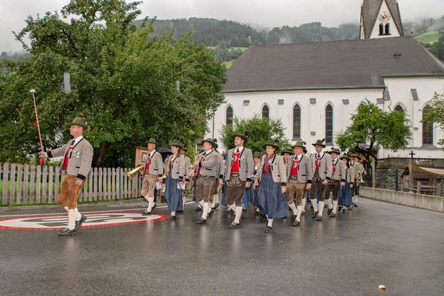 Einmarsch der Trachtenmusikkapelle Bramberg ab der Kirche.