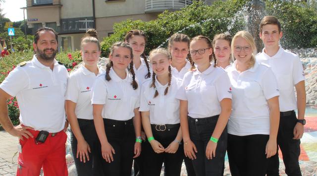 Dr. Martin Pirz (Vizepräsident RK Kärnten), Anna Gatterer (Betreuerin), Julia Maier, Lilly Gabl, Catharina Pichorner, Sahra Kampitsch, Leoni Ebenwalder, Victoria Thaler, Julia Wandaler und Philipp Steiner (beide Betreuer) | Foto: Rotes Kreuz