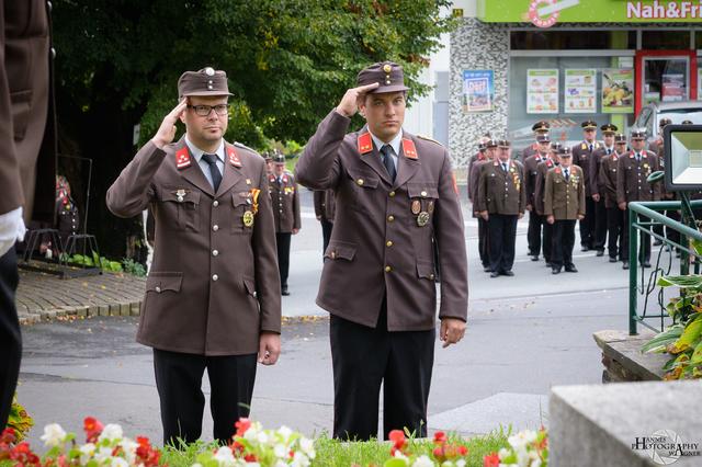 Kommandant Andreas Valda (rechts) und Bgm. Reinhard Jud-Mund beim Totengedenken. | Foto: Hannes Wagner