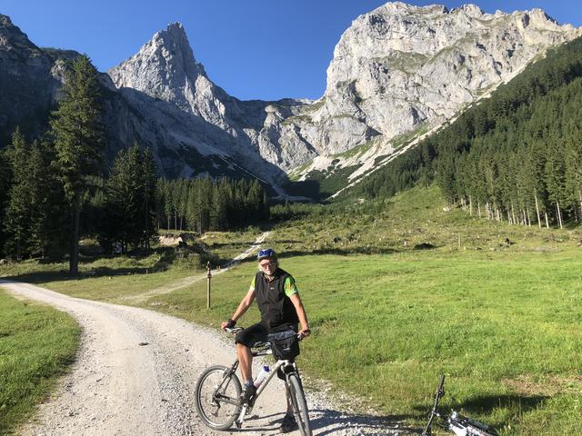 Auf dem Almboden der Eisenerzer Ramsau: im Hintergrund Hochkogel und Kaiserschild.