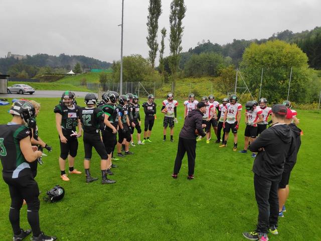 Gemeinsames Training der U-18 mit der Kampfmannschaft der Hurricanes | Foto: Sackl