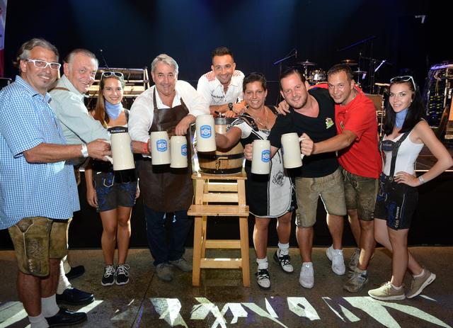 Der traditionelle Bieranstich beim Wiesenfest findet am Donnerstag um 18.30 Uhr durch Bezirksvorsteher Ernst Nevrivy (4.v.l.) statt.  | Foto: Spitzauer