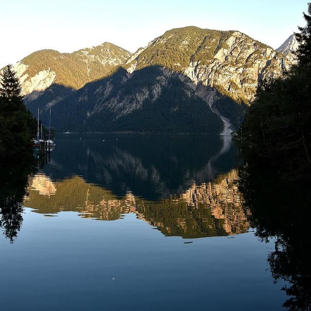 Spiegeln am Plansee – Letzter Sommertag am Plansee | Foto: Simone Tschiderer