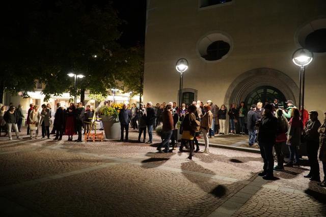 Trotz später Stunde kamen viele Interessierte zur Lichtspielpräsentation auf den Kirchplatz in Reutte.