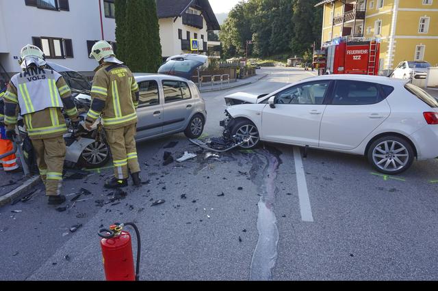 Beide Lenkerinnen wurden beim Zusammenstoß der Fahrzeuge verletzt.