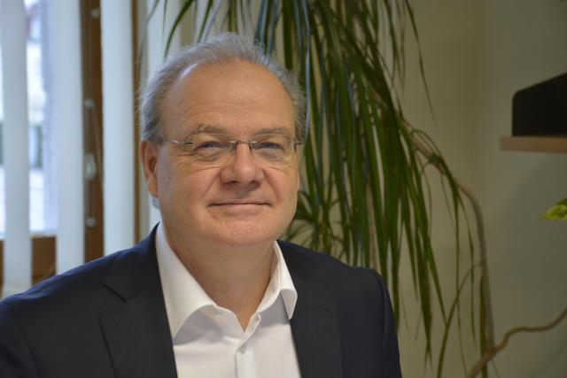 St. Pöltens AMS-Chef Thomas Pop erklärt die Zahlen.  | Foto: Frings