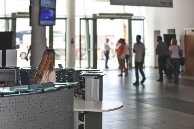 Die 22-jährige soll einen fünfstelligen Eurobetrag gestohlen haben.