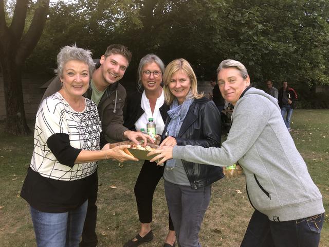 Margit Schuh (links) mit einigen Nachbaren und den Resten des Picknickpakets von Der Mann, der verwöhnt.