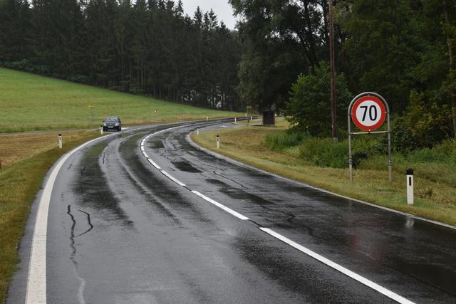 Auf dem neuen 70er-Abschnitt der Bundesstraße 57 befinden sich eine Bushaltestelle und zwei Abzweigungen.