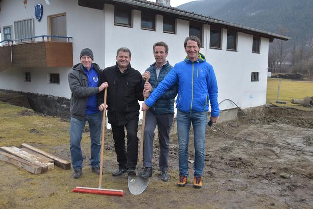 Dieses Projekt wird auch vom Land unterstützt: Spatenstich im Frühjahr 2019 für den neuen Zubau und die notwendige Sanierung des Sportheims des ESV Hatting-Pettnau (v.li.): ESV-Obmann Martin Hangl, Bgm. Martin Schwaninger, Bgm. Dietmar Schöpf und ESV-Kassier Andreas Lener.