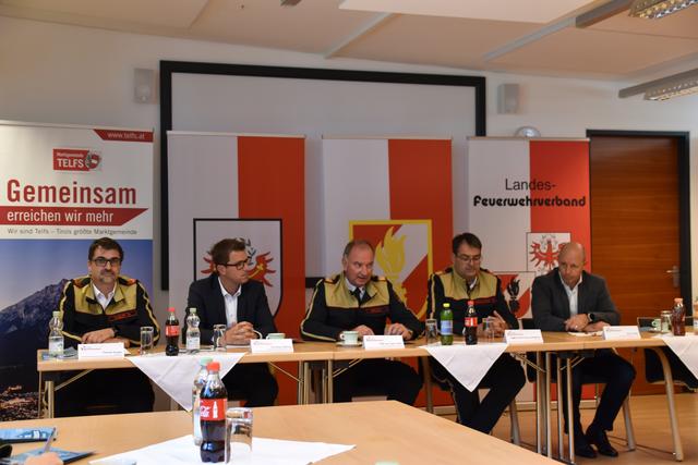 Informierten über den „Oberländer Sicherheitstag“ (v l.): Moderator Thomas Kugler, Bgm. Christian Härting, Landesfeuerwehr-Kdt. Ing. Peter Hölzl, der Leiter der Landes-FW-Schule DI Georg Waldhart und der Telfer Sicherheits-Gemeinderat Oliver Wille.