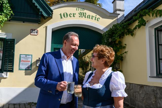 Ottakring-Bezirksvorsteher Franz Prokop mit Gerti Huber | Foto: M.Nachtschatt
