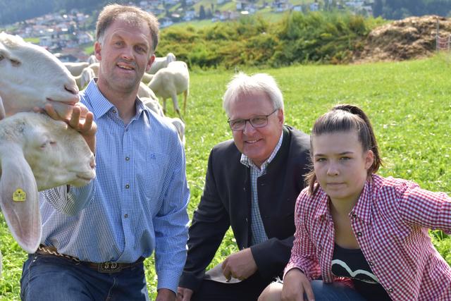 Schafbauer Thomas Wegscheider (mit Tochter Jasmin) hoffen auf Unterstützung von NR Hermann Gahr für ein wolfsfreies Tirol.