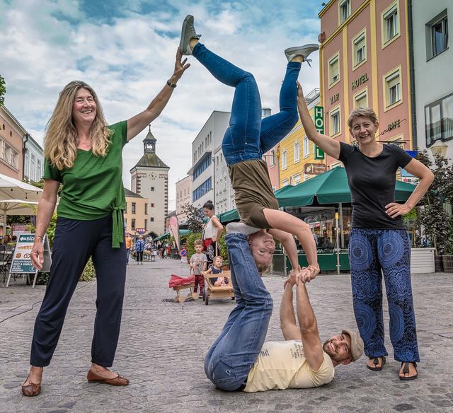 Die Grünen mit Umweltstadträtin Sonja Pickhardt-Kröpfel (l.) stellen sich für die Fußgängerzone auf den Kopf. | Foto: Grüne