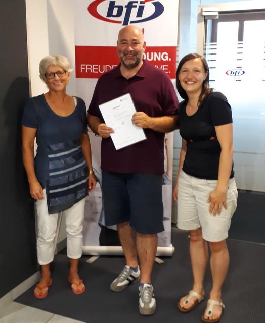 Absolvent Andreas Kohlreiter mit der Leiterin des BFI Kitzbühel, Martha Weinberger (li.) und Assistentin Eva Landmann.