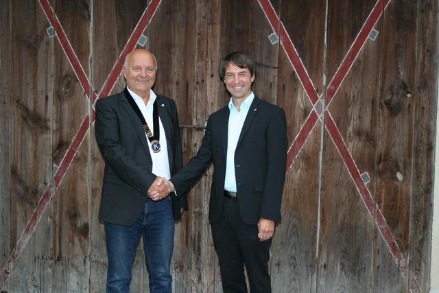 Der neue Kiwanis-Präsident Heinz Eisschiel (links) mit dem scheidenden Präsidenten Erwin Windischbauer.
