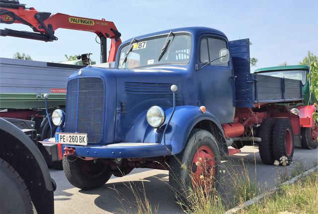 Die tiptop gepflegten Oldtimer perfekt eingeparkt während der Mittagspause