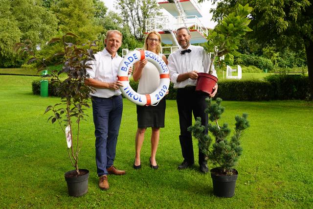 Im Freibad Hall sorgen mehr als 80 Bäume für Schatten, angenehmen Aufenthalt und Abkühlung. Ulrich Mayerhofer (Berufsgruppenobmann der Tiroler Bäder), Barbara Traweger-Ravanelli (GF IMAD) und Bernhard Wanner (Fachgruppengeschäftsführer der Tiroler Bäder) machten sich gemeinsam ein Bild davon.