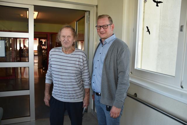 Erwin Richter (l.) verabschiedet sich von Traude-Dierdorf-Heim-Chef Lukas Pohl. Auch der hervorragenden Betreuung im Heim ist Richters Genesung zu verdanken.