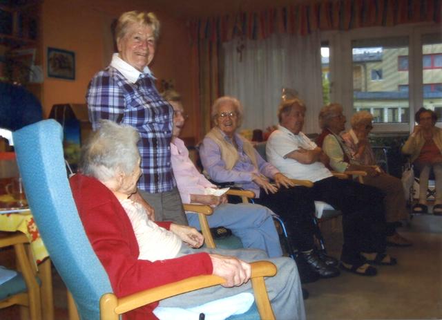 Maria Hausleitner bei ihrer Arbeit im Seniorenheim.