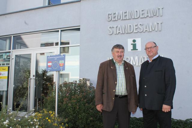 Vor der Gemeinde: Josef Wiesinger (links) und sein designierter Nachfolger Andreas Fenster.