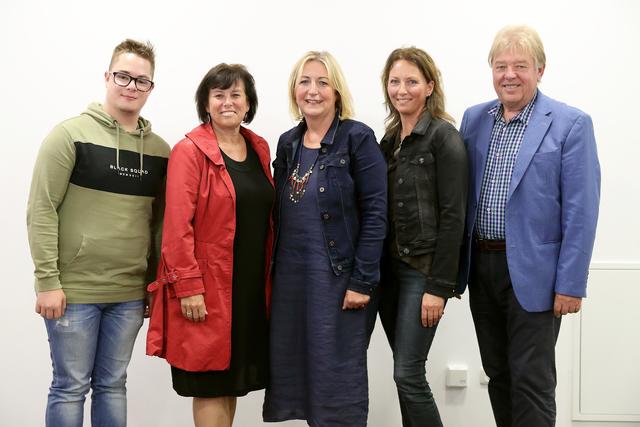 MiraVita-Kunde Tomescu Alin, Landesrätin Birgit Gerstorfer, Biobäuerin Ilse Achleitner, MiraVita-Koordinatorin Petra Mair und Waldzell-Bürgermeister Johann Jöchtl (v. l.).  | Foto: Land OÖ/Stinglmayr