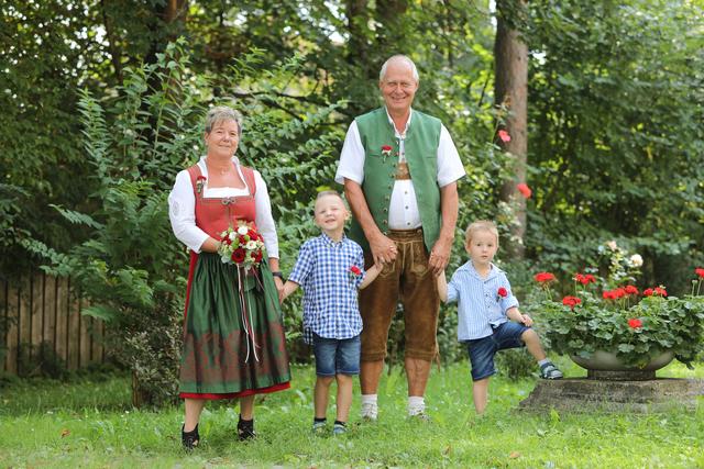 Das Hochzeitspaar Gabriele und Maximilian Stocker mit den Enkelkindern.
