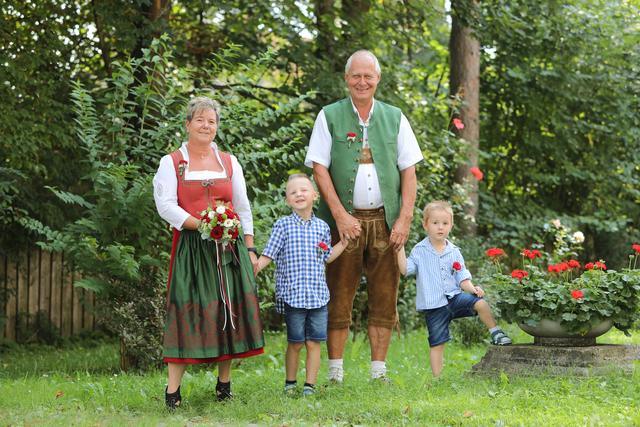 Das Hochzeitspaar Gabriele und Maximilian Stocker mit den Enkelkindern. | Foto: Freisinger