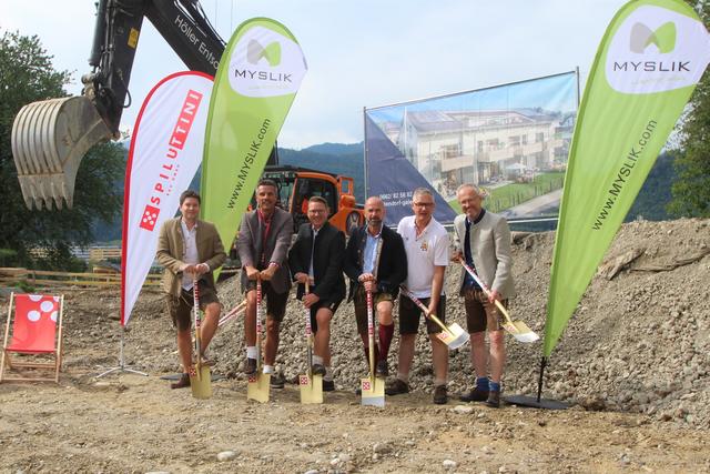 Der Spatenstich für das Bauvorhaben "Altendorf Galerie" am Adneter Riedl in Hallein. V.li.: Christoph Hettegger, Christian Rippel, Igor Murkovic, Winfried Scharler, Karl-Heinz Hoffmann und Werner Nowotny. | Foto: Myslik