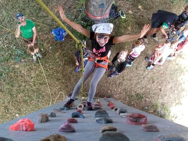 Hoch hinaus auf der Kletterwand.