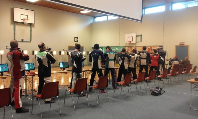 Mitglieder des Schützenverein Scharnstein Thann bei der Bezirksmeisterschaft in der Turnhalle Scharnstein.