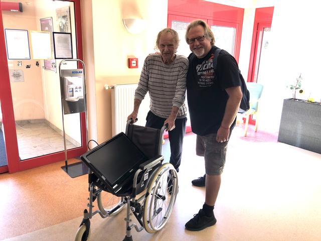 Auszug aus dem Heim: redakteur Peter Zezula (r.) half Erwin Richter beim Mitnehmen der letzten Sachen.