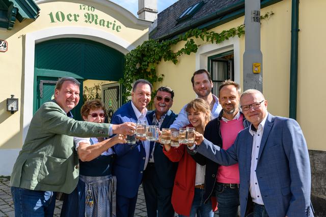 Bei der "10er Marie" hat das Veranstalterteam schon bei den Vorbereitungen angestoßen.