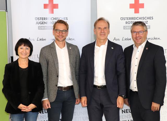 Präsentierten die "mission humanity" für Schüler im Alter von zwölf bis 18 Jahren: Helga Kreuzhuber, Gerald Schuster, Christof Pöltner und Manfred Ettinger (Geschäftsführer TV1 OÖ).