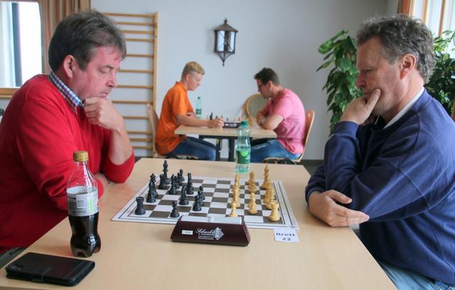 Harte Zeitgefechte: im Bild links der Salzburger Schach-Landesverbands-Präsident Rudolf Berti | Foto: Harald Sammer