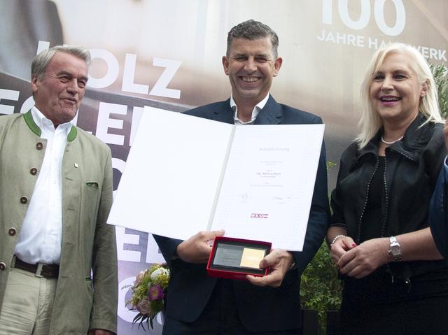 Firmenchef Markus Muhr (Mitte) mit WKO-Bezirksobfrau Angelika Winzig und Bürgermeister Karl Staudinger (l.).