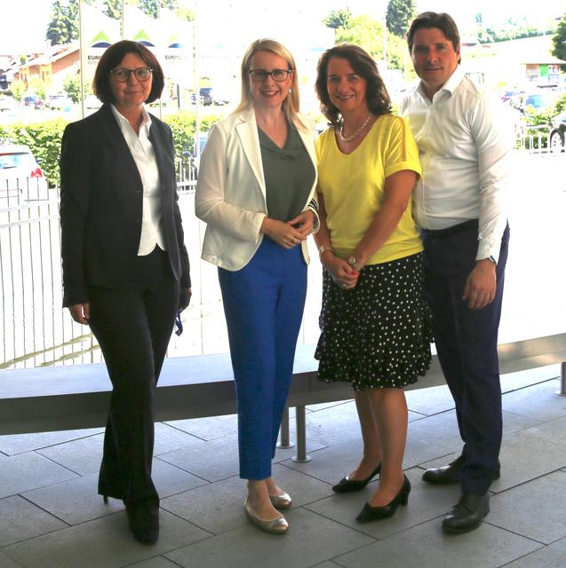 Helga Freund, Margarete Schramböck, Bettina Huber und Peter Seiwald (v. li.). | Foto: Wirtschaftsbund Kitzbühel