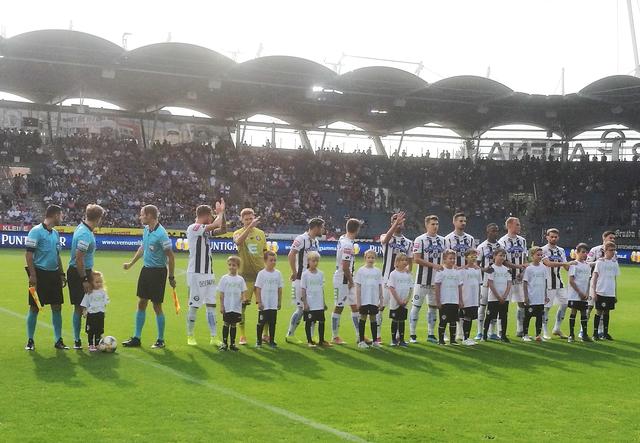 Die Kinder konnten mit den Stars das Spielfeld betreten.