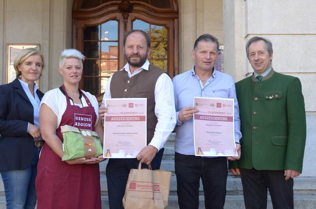 Ausgezeichnete Nachhaltigkeit: Herbert Lebitsch, Obmann des Vereins „Genussladen Altenmarkt“ (M.), Mitarbeiterin Veronika Weghofer (2.v.l.), Franz Kober vom Aroniahof Kober (2.v.r.), Franz Deutschmann, Obmann „Gutes vom Bauernhof“ (r.) und Grete Reichsthaler, Obfrau „Genuss Region Österreich“ (l.).