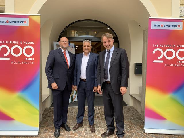 Feierten das Jubiläum mit: Sparkasse-Teamleiter Wolfgang Sperl, Bürgermeister Gerhard Mock und Vorstandsdirektor Siegfried Huber (von links)