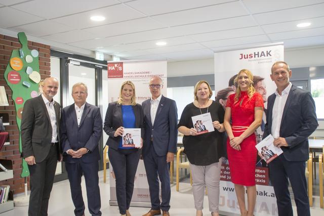 Präsentation der JusHAK mit Dir. Johanna Dorner-Resch, Bildungsdir. Heinz Josef Zitz, Bildungs-LR Daniela Winkler und den Kooperationspartnern