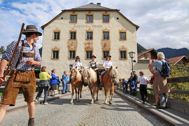 Nach der langen Sommersaison kehren die Tiere wieder von den Almen zurück. Der Almabtrieb der Kühe und Pferde in Pfunds findet am 14. September statt. Am 21. September werden an die 400 Bergschafe bei der „Schafschoad“ ins Dorf zurückgebracht.