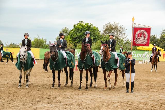 Das Team des RFV Preding mit Melanie Stecher, Nina Barilich, Martina Urch-Rossi und Antonia Baumann holte in Gniebing die Goldmedaille bei den ländlichen Landesmeisterschaften der Springreiter.