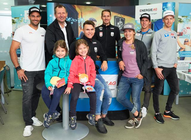 Vorstandsdirektor Stefan Stallinger (2.v.r.) mit Mitgliedern der Energie-AG-Sportfamilie und jungen Besuchern.