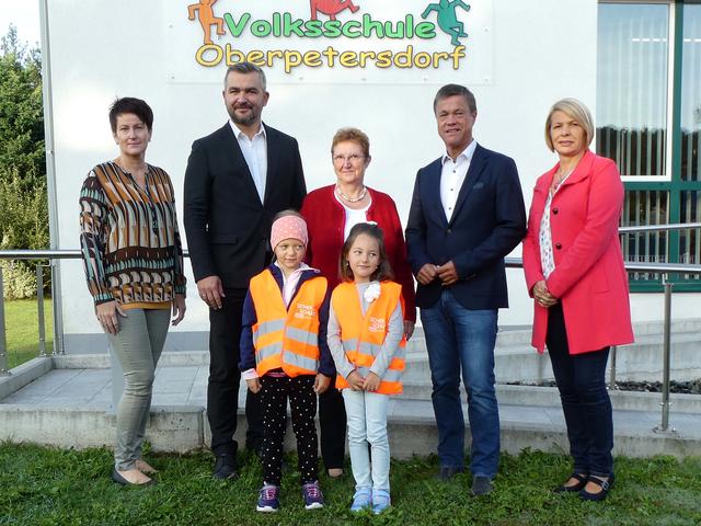 Besuch in der VS Oberpetersdorf: Klassenlehrerin Gudrun Kutrovats, LR Heinrich Dorner, ARBÖ-Ortsklubobfrau Ingrid Tremmel, ARBÖ-Präs. Peter Rezar, ARBÖ-Landesdir. Gabi Rittenbacher und die Taferlklasser Hannah und Emma