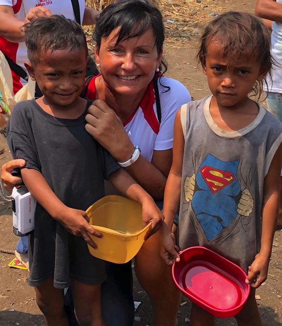 Ilse Schreiner-Kalleitner und ihr Team versorgen die Kinder auf den Müllbergen von Manila regelmäßig mit Essen.
