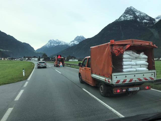 Aufbringen von Ölbindemittel durch die Straßenmeisterei Haiming