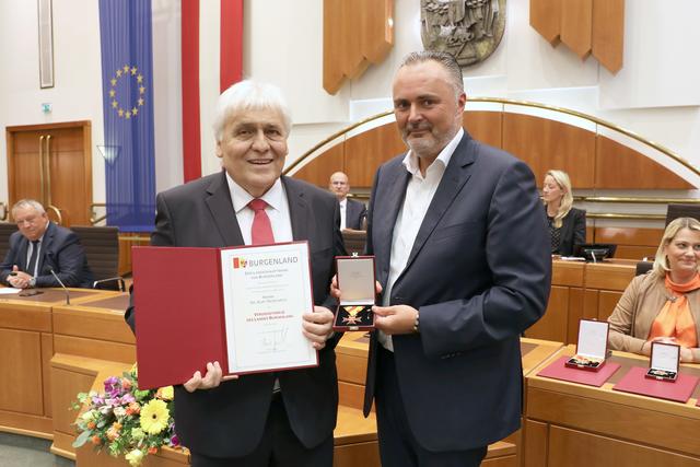 Kurt Resetarits wurde vom Landeshauptmann Hans-Peter Doskozil ausgezeichnet.
